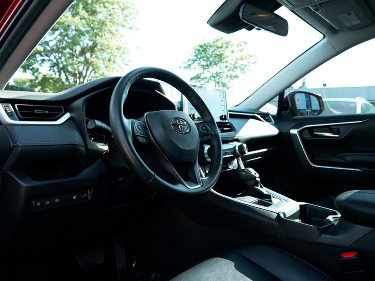 2020 Toyota RAV4 AWD XLE Photo