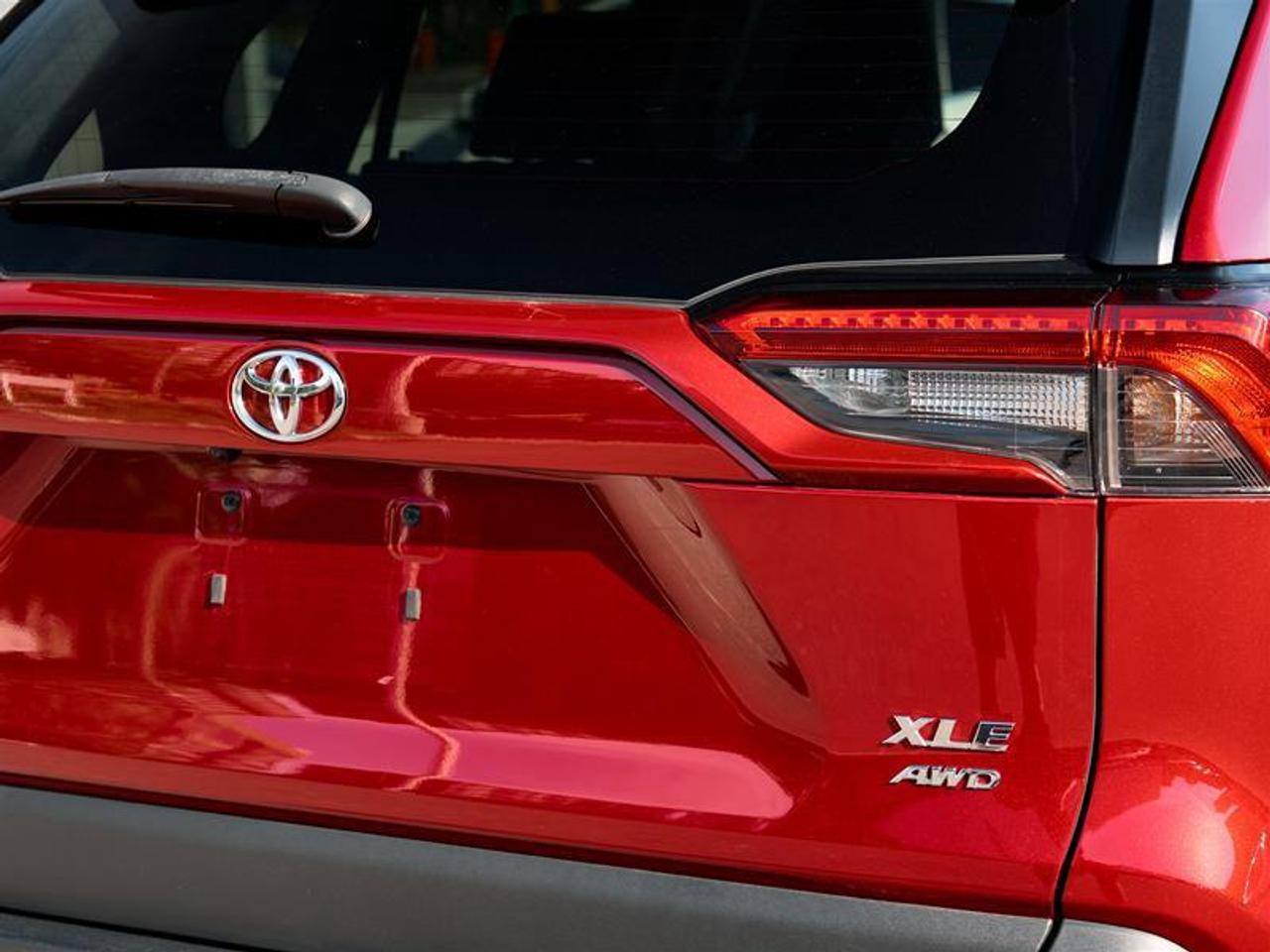 2020 Toyota RAV4 AWD XLE Photo