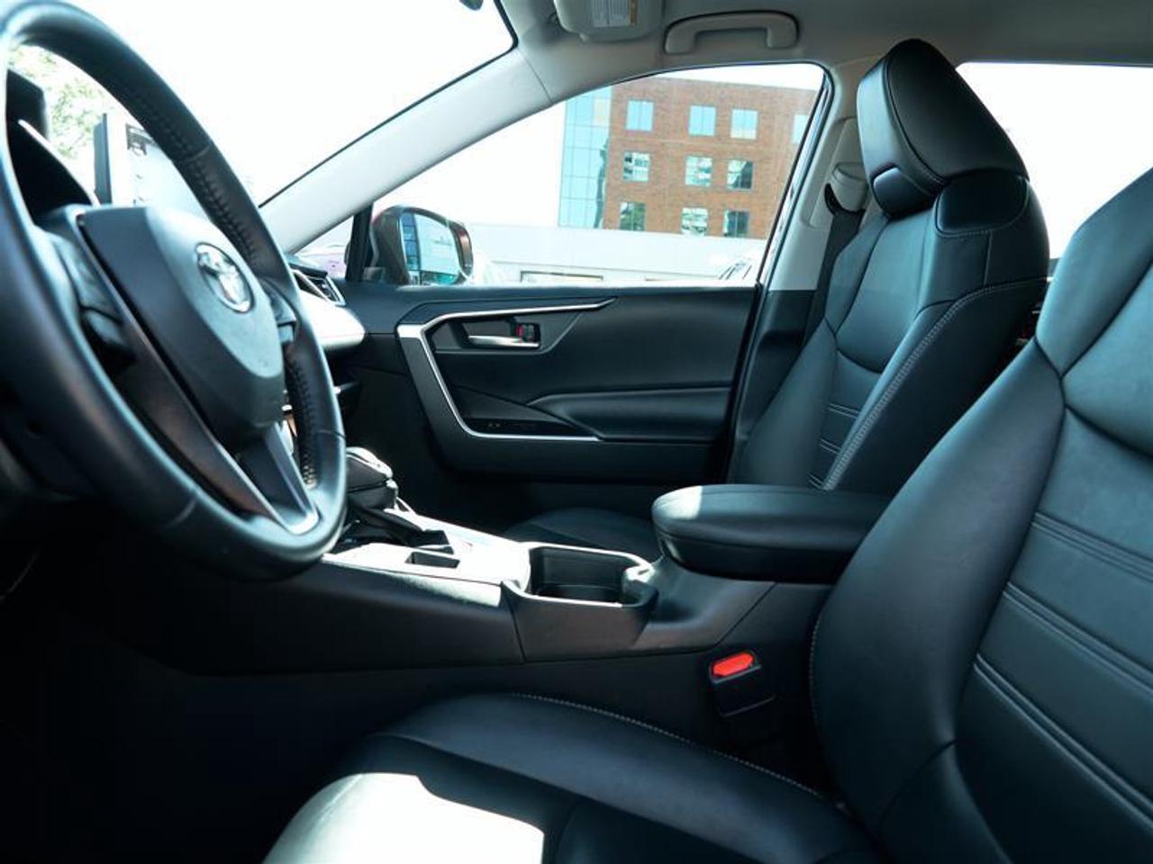 2020 Toyota RAV4 AWD XLE Photo