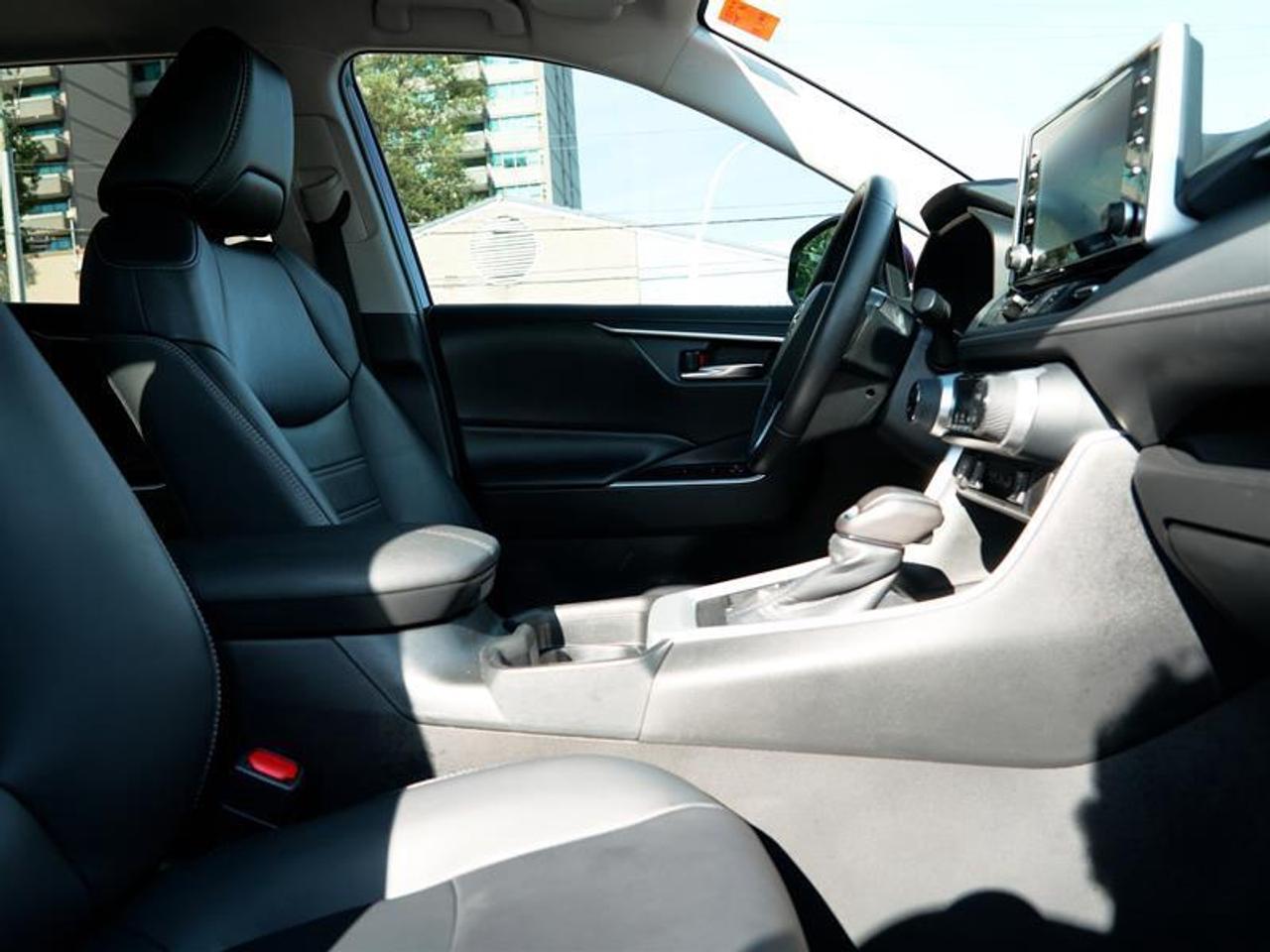 2020 Toyota RAV4 AWD XLE Photo