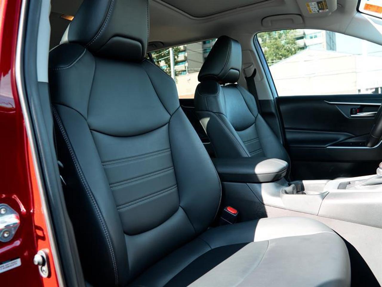 2020 Toyota RAV4 AWD XLE Photo