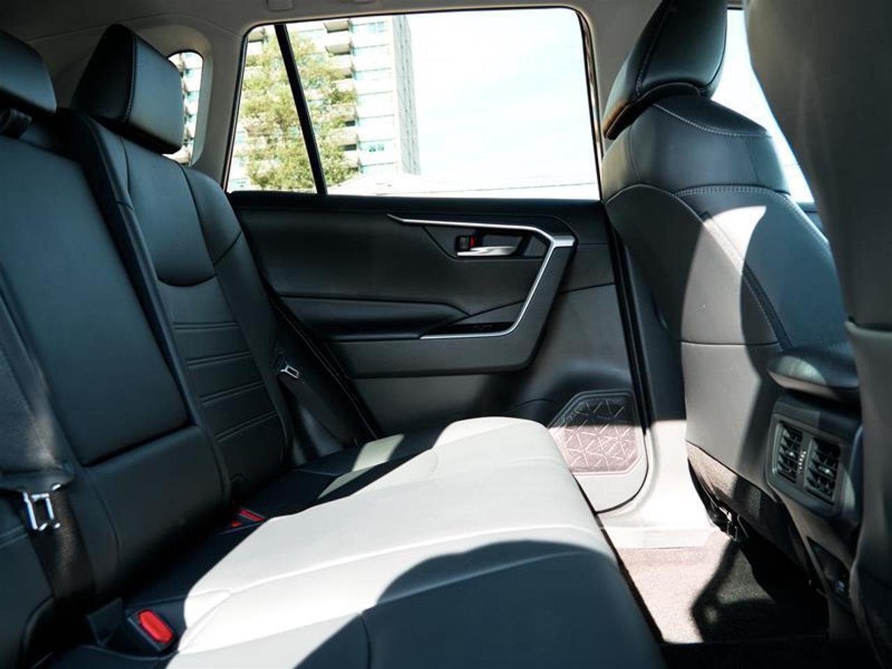 2020 Toyota RAV4 AWD XLE Photo