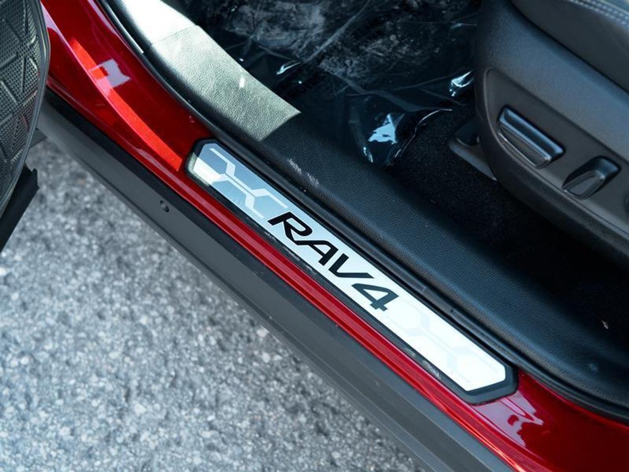 2020 Toyota RAV4 AWD XLE Photo