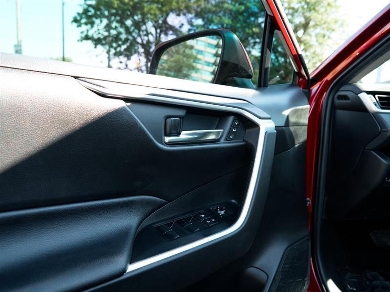 2020 Toyota RAV4 AWD XLE Photo