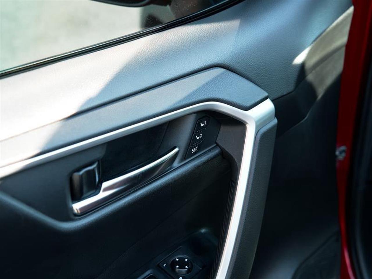2020 Toyota RAV4 AWD XLE Photo