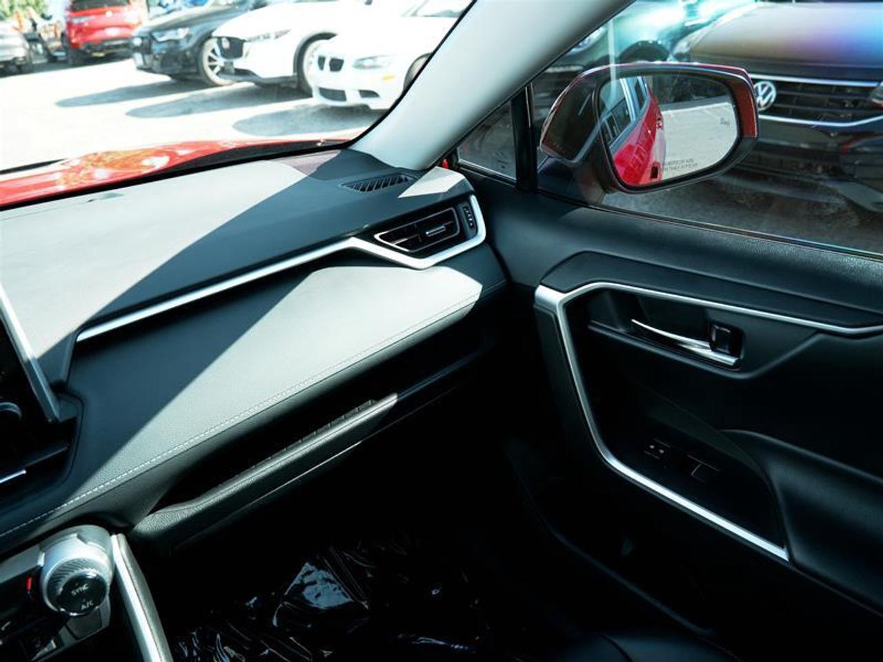 2020 Toyota RAV4 AWD XLE Photo
