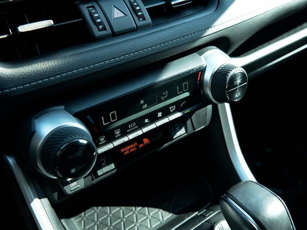2020 Toyota RAV4 AWD XLE Photo