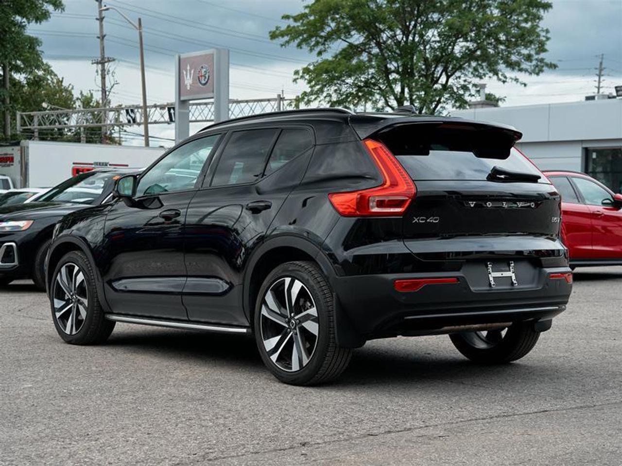 2025 Volvo XC40 B5 AWD Ultra Dark Theme Photo3