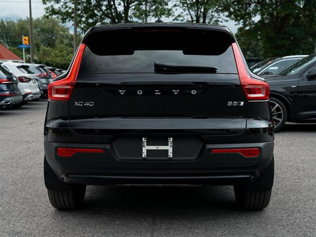 2025 Volvo XC40 B5 AWD Ultra Dark Theme Photo