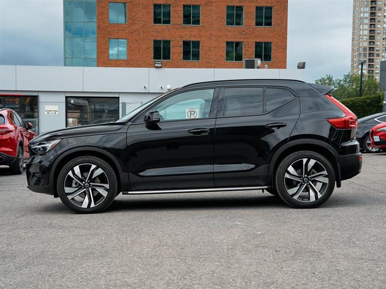 2025 Volvo XC40 B5 AWD Ultra Dark Theme Photo