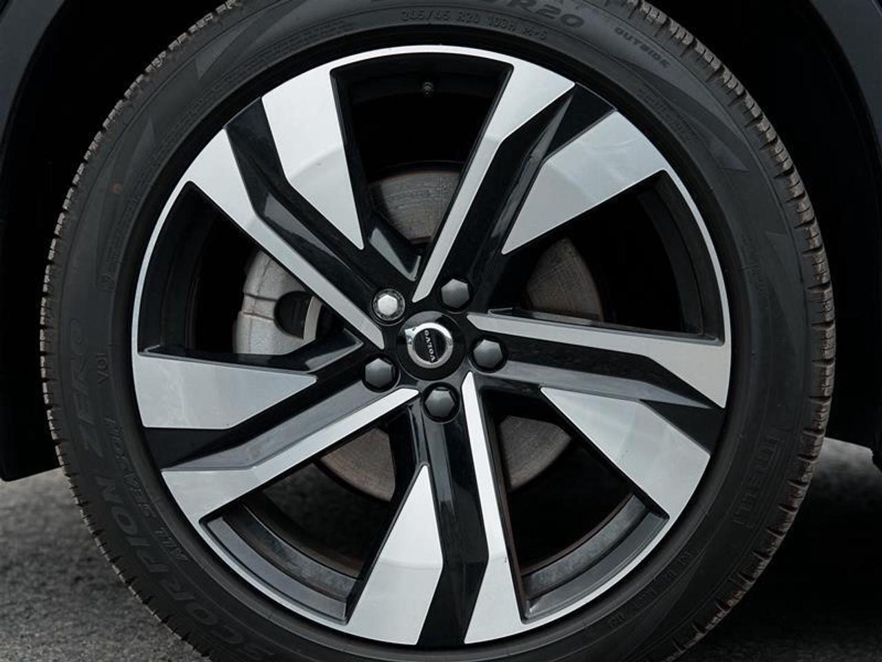 2025 Volvo XC40 B5 AWD Ultra Dark Theme Photo
