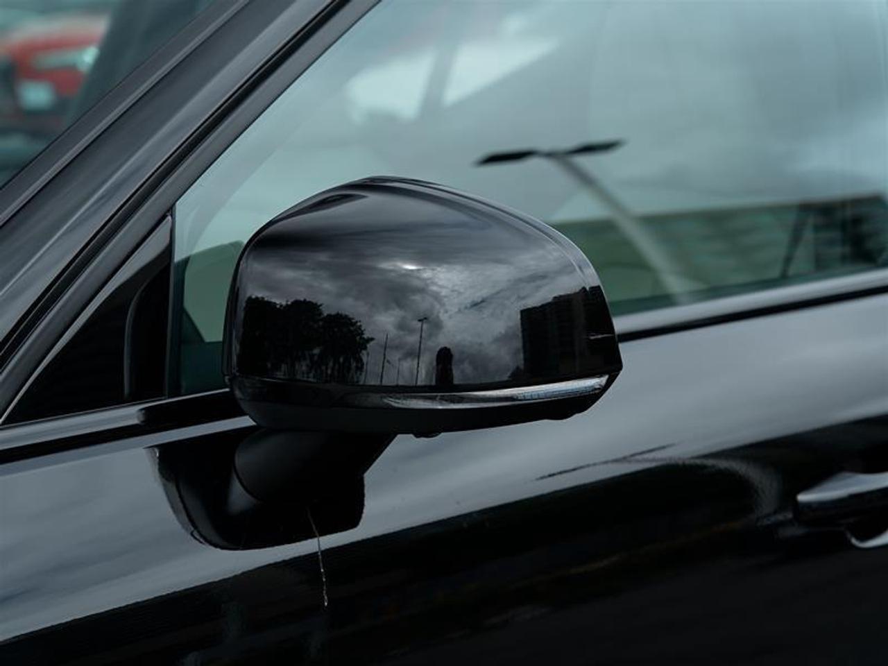 2025 Volvo XC40 B5 AWD Ultra Dark Theme Photo
