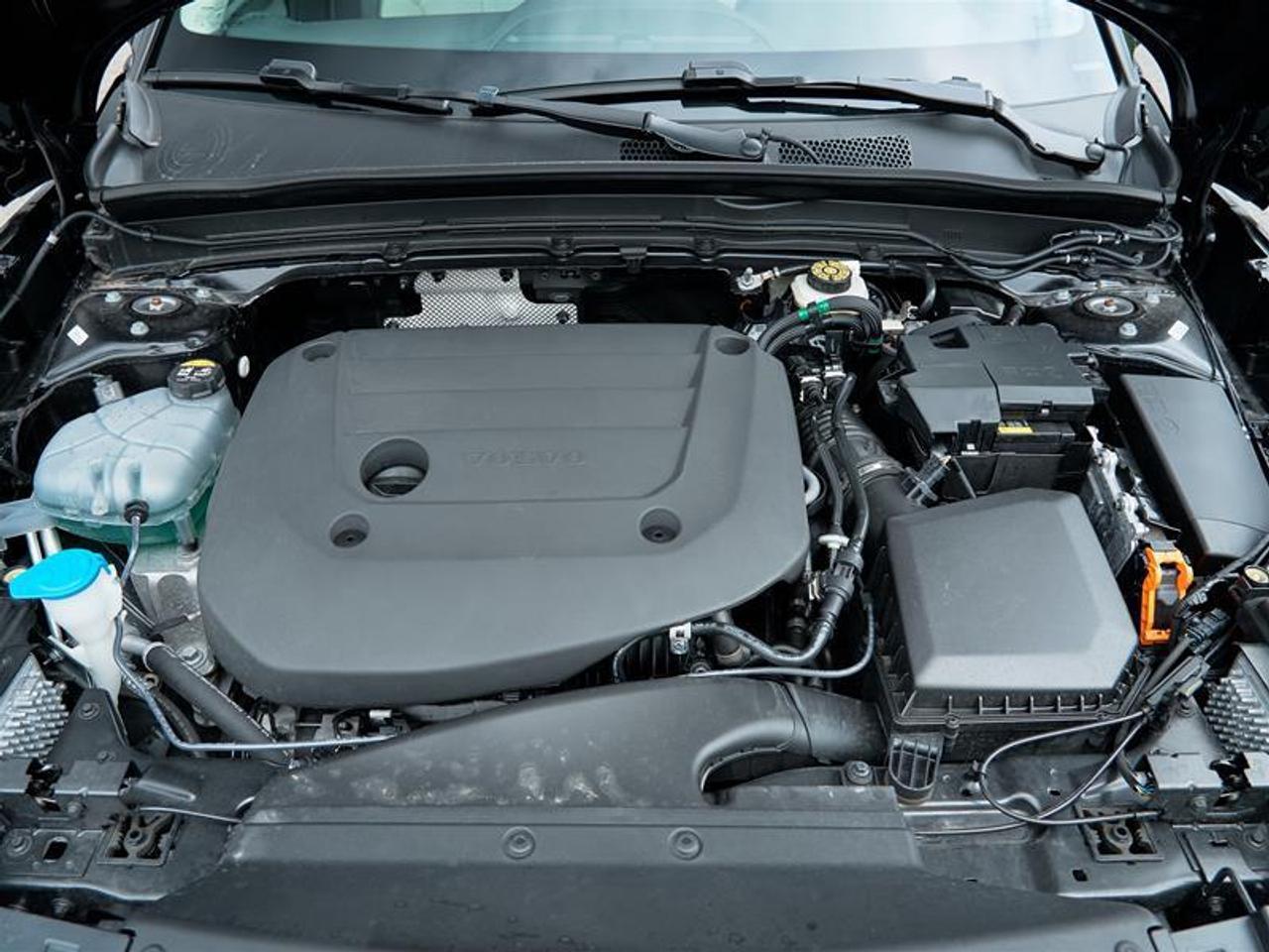 2025 Volvo XC40 B5 AWD Ultra Dark Theme Photo