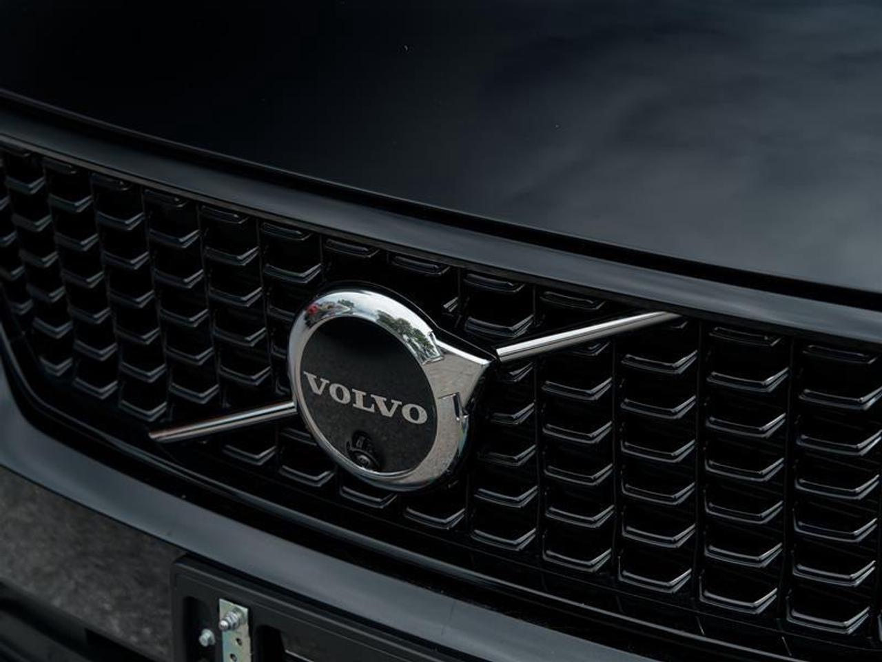 2025 Volvo XC40 B5 AWD Ultra Dark Theme Photo