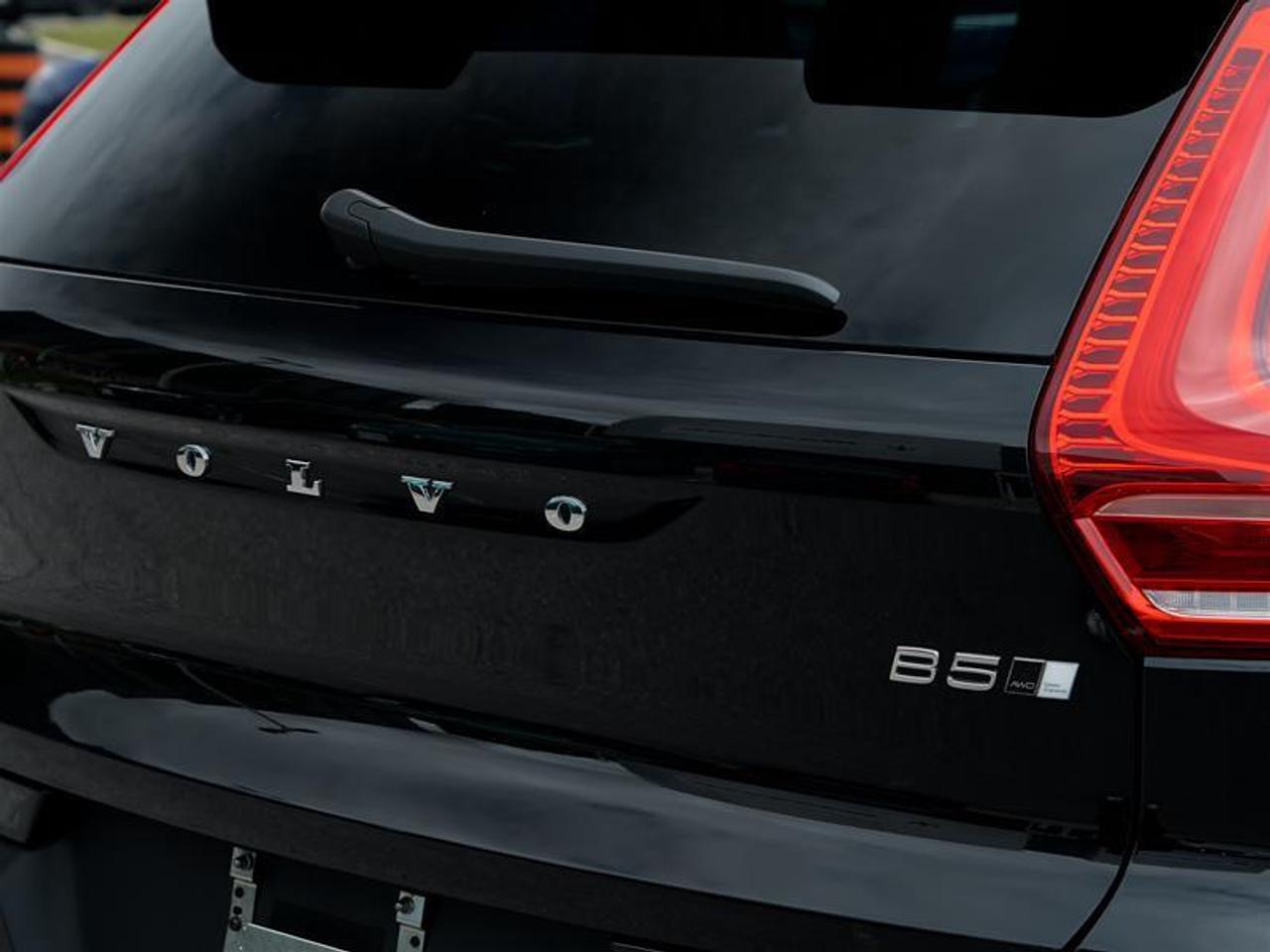 2025 Volvo XC40 B5 AWD Ultra Dark Theme Photo