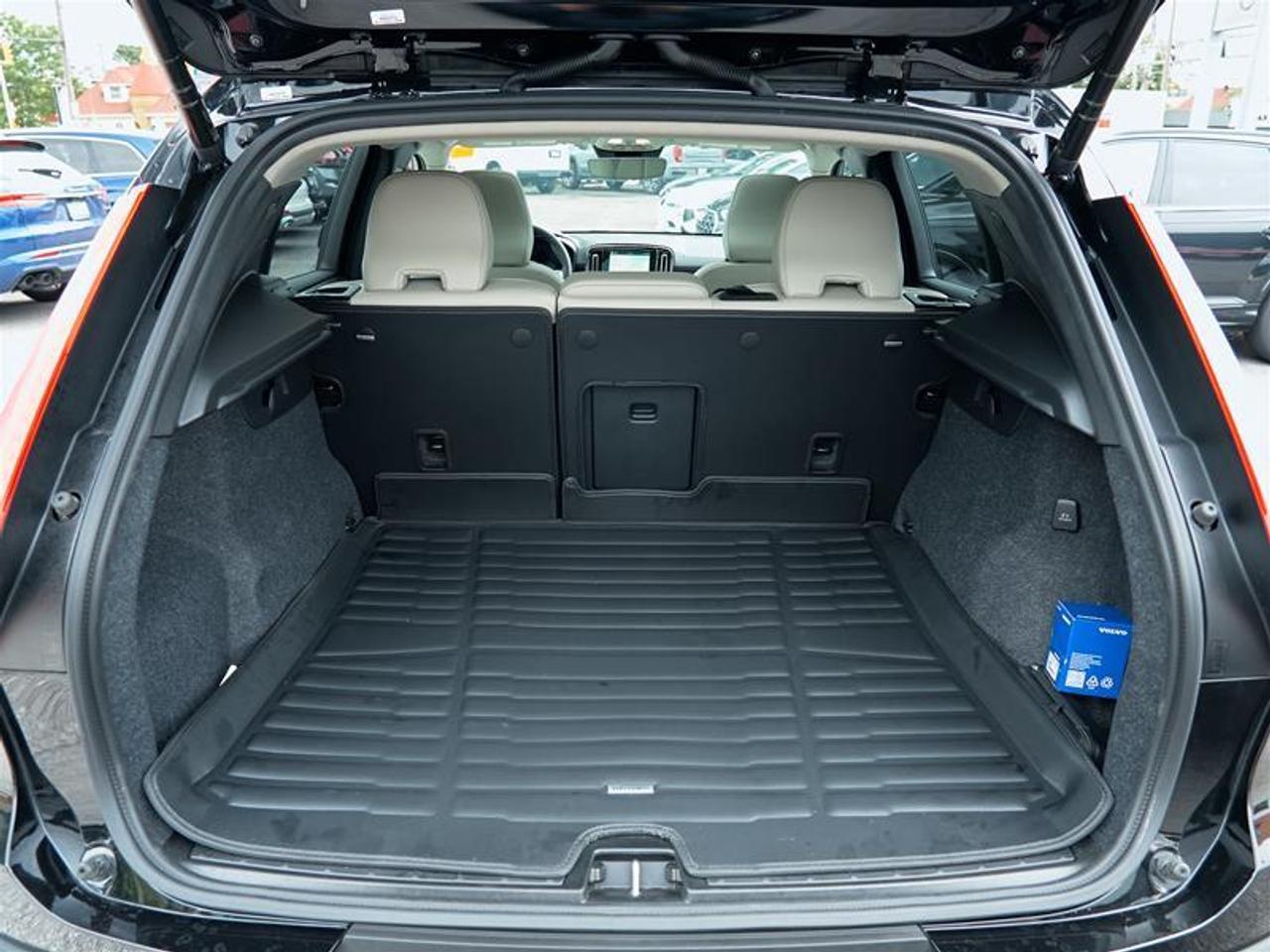 2025 Volvo XC40 B5 AWD Ultra Dark Theme Photo