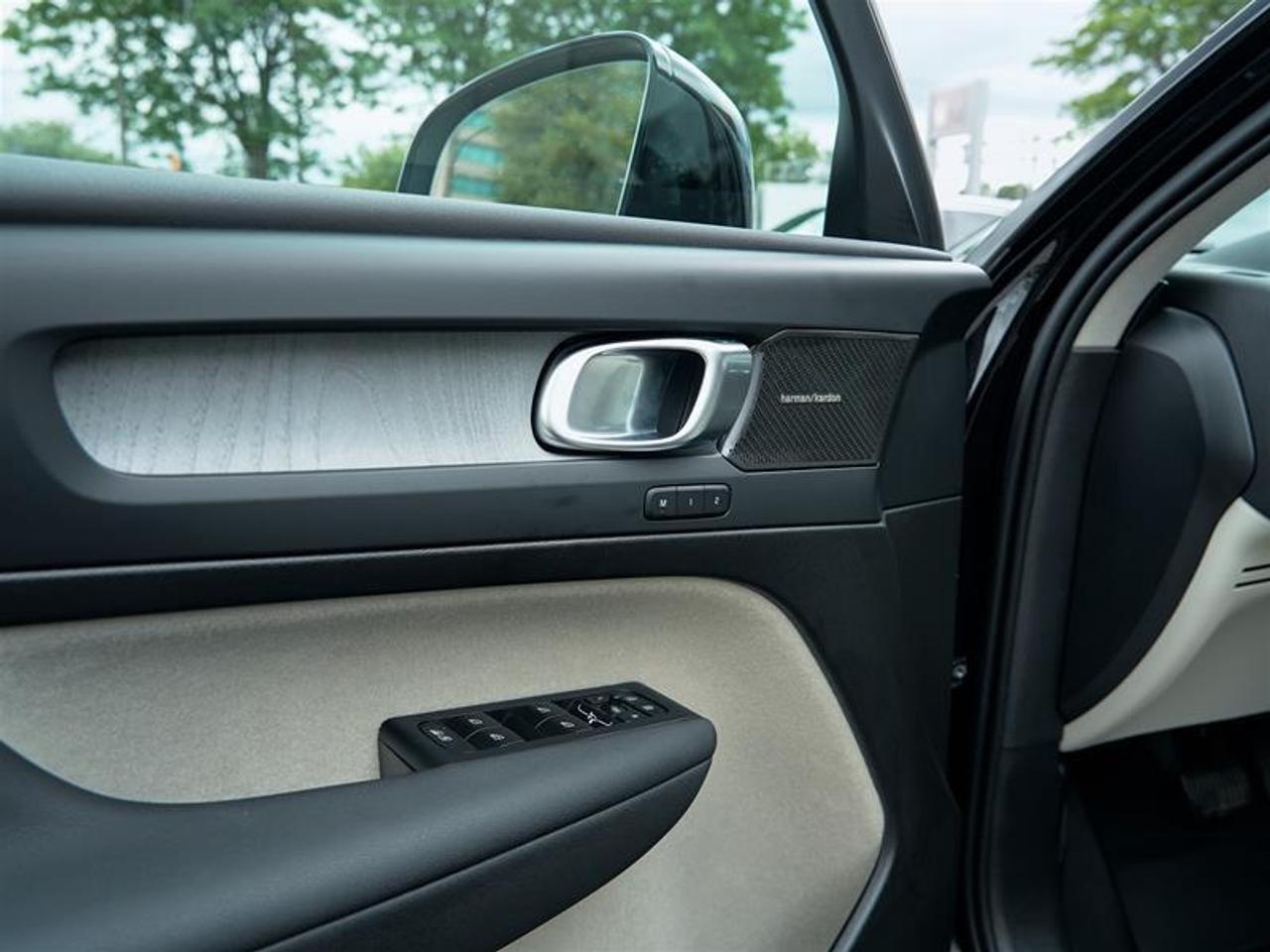 2025 Volvo XC40 B5 AWD Ultra Dark Theme Photo