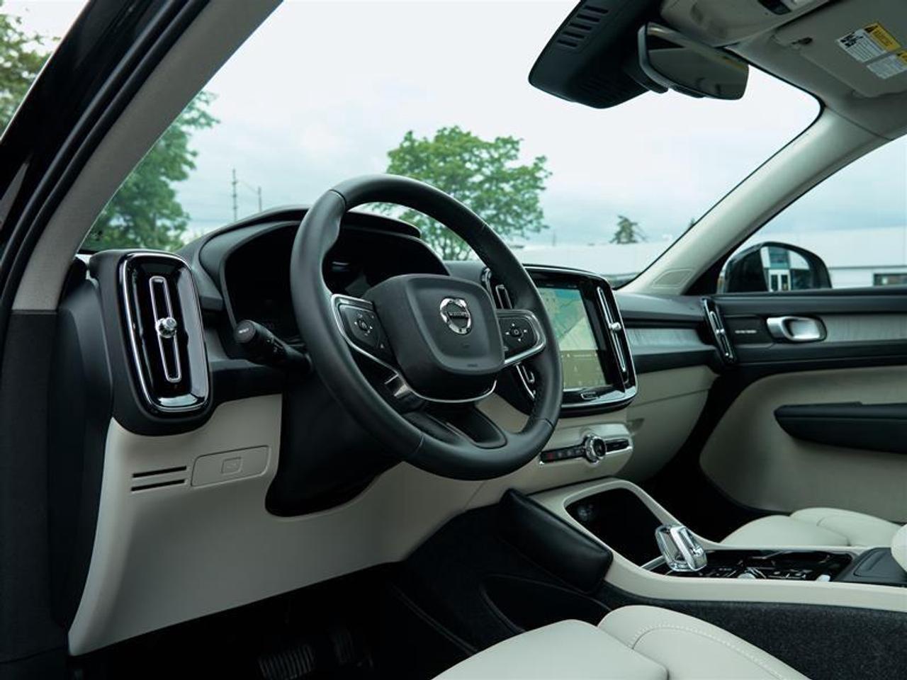2025 Volvo XC40 B5 AWD Ultra Dark Theme Photo
