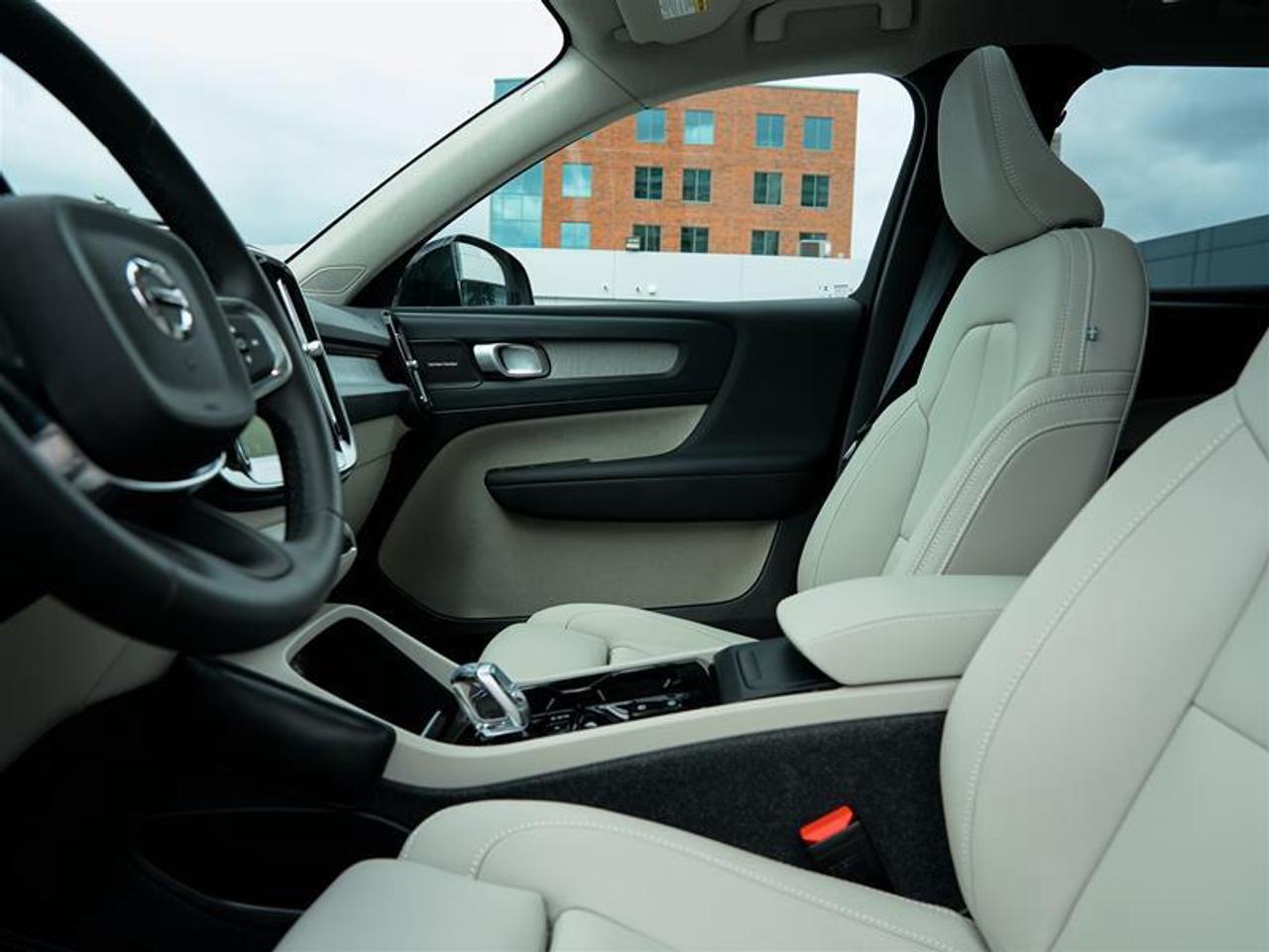 2025 Volvo XC40 B5 AWD Ultra Dark Theme Photo