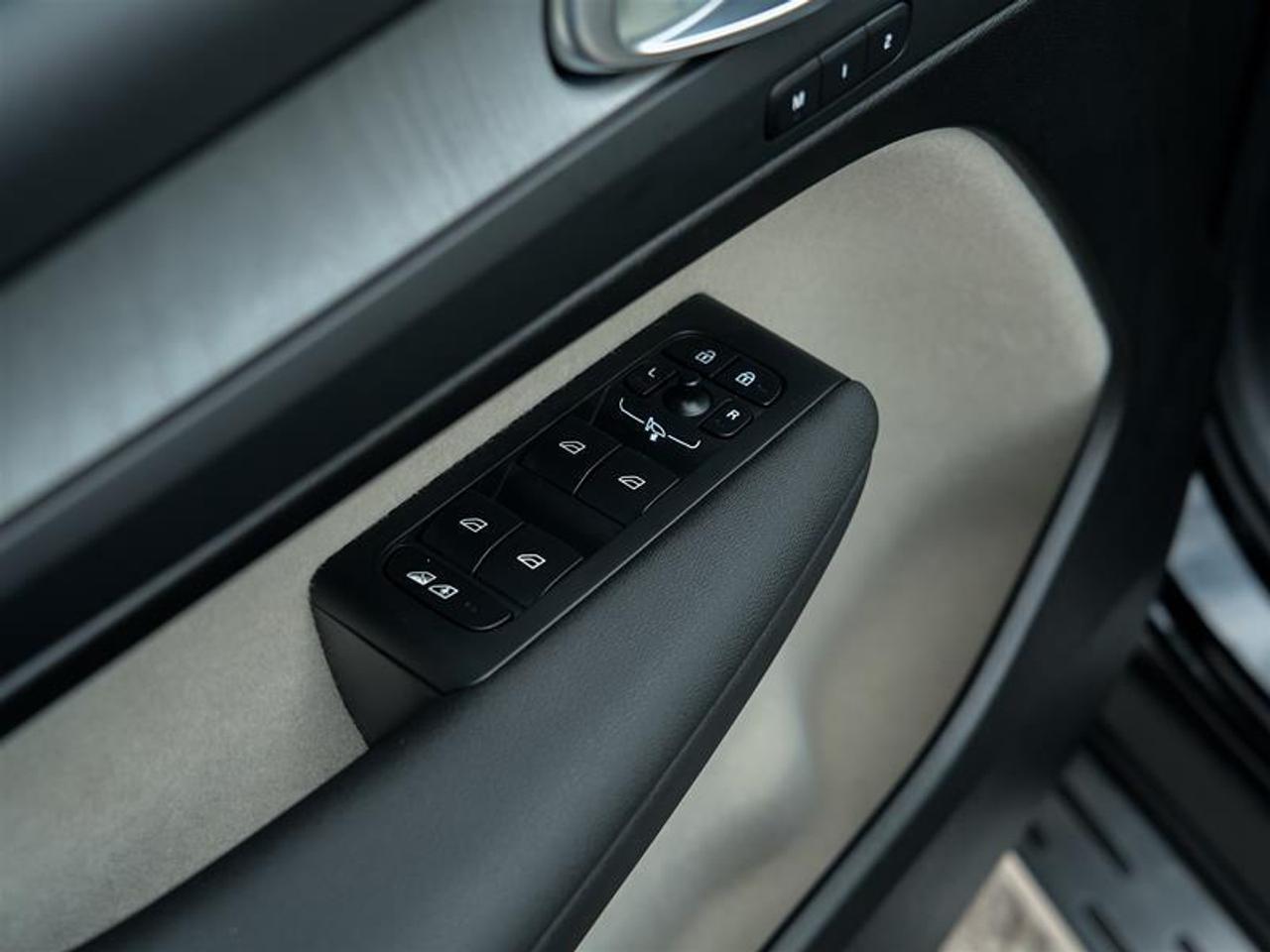 2025 Volvo XC40 B5 AWD Ultra Dark Theme Photo
