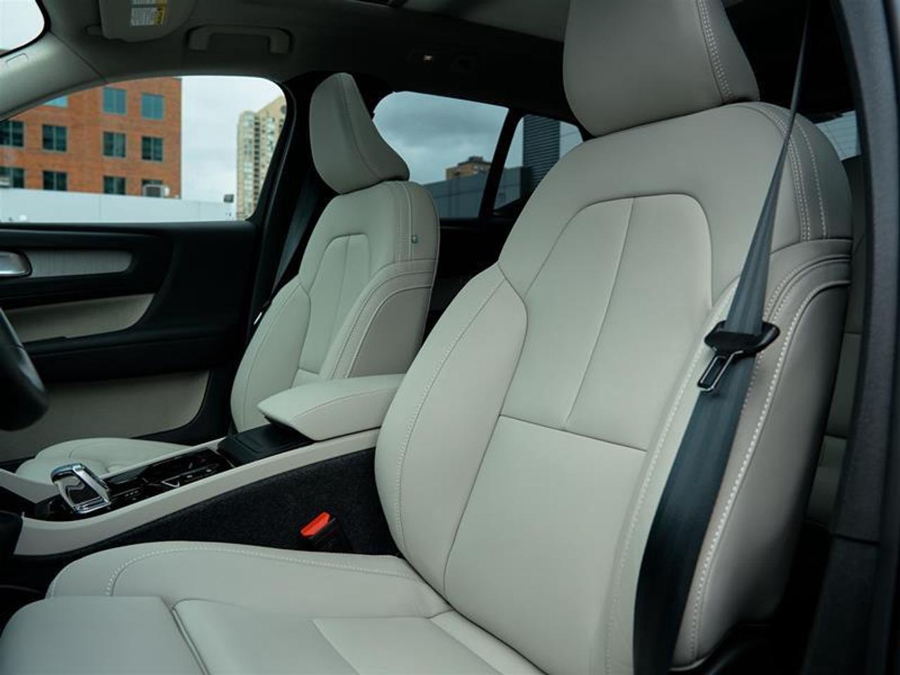 2025 Volvo XC40 B5 AWD Ultra Dark Theme Photo