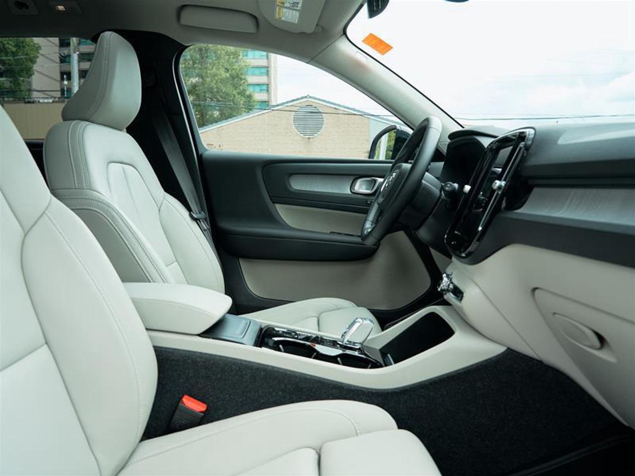 2025 Volvo XC40 B5 AWD Ultra Dark Theme Photo