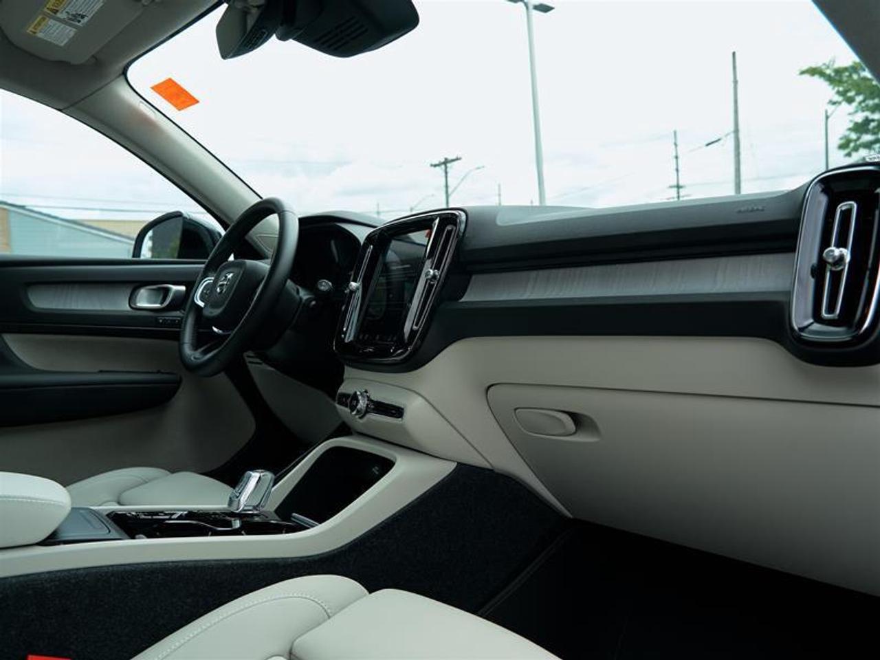2025 Volvo XC40 B5 AWD Ultra Dark Theme Photo