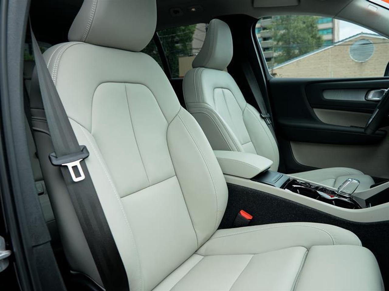 2025 Volvo XC40 B5 AWD Ultra Dark Theme Photo