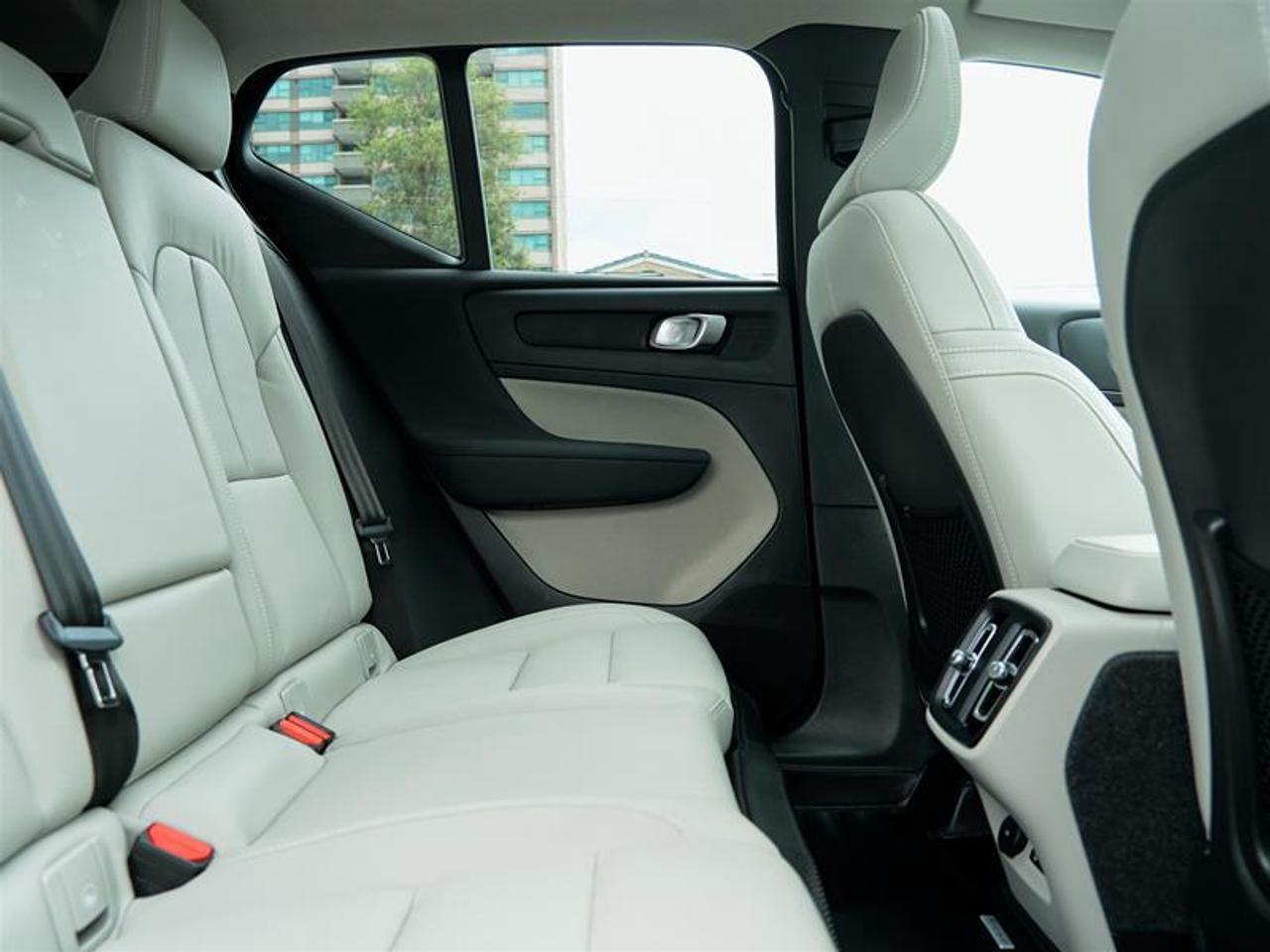 2025 Volvo XC40 B5 AWD Ultra Dark Theme Photo