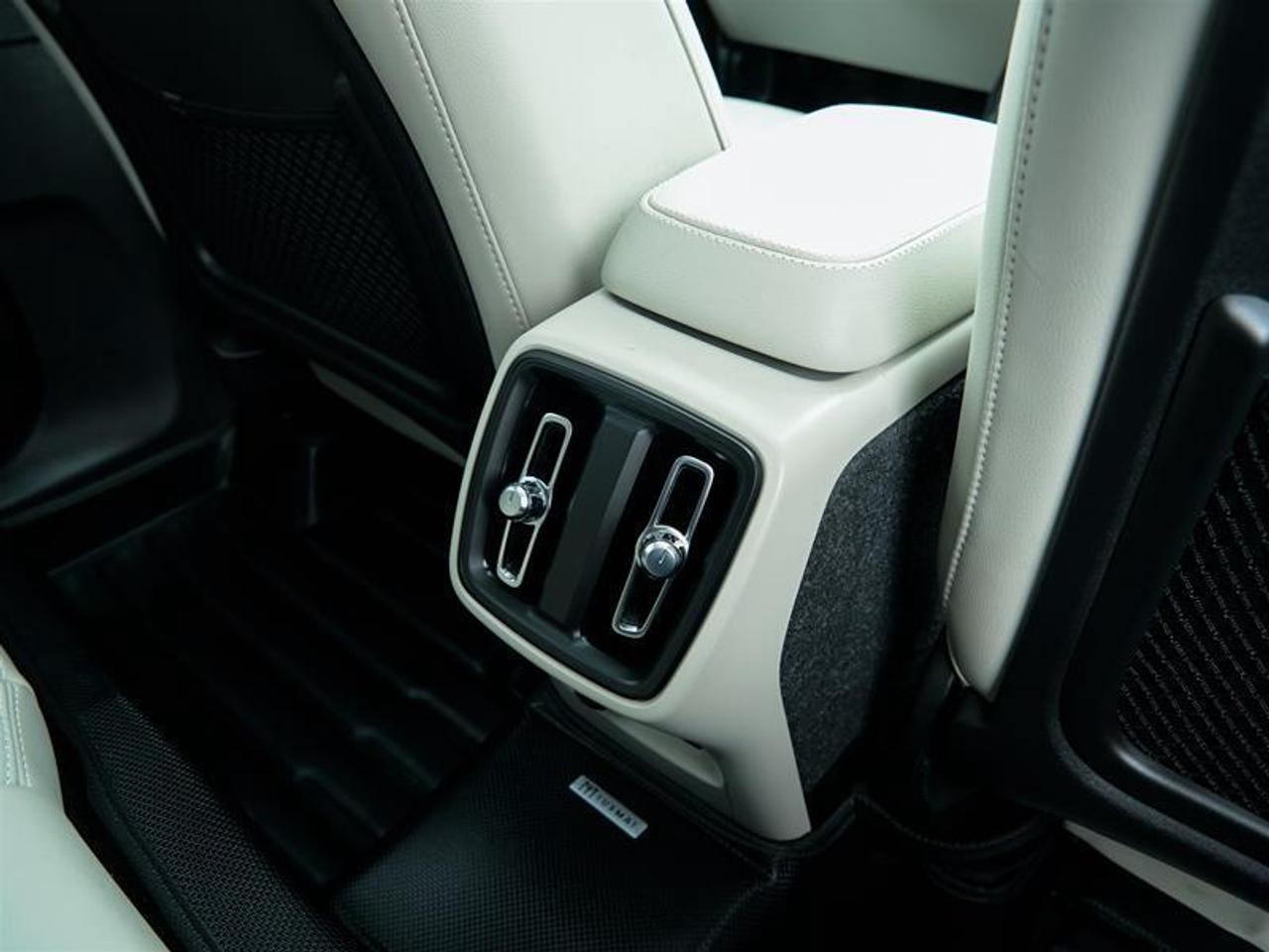 2025 Volvo XC40 B5 AWD Ultra Dark Theme Photo