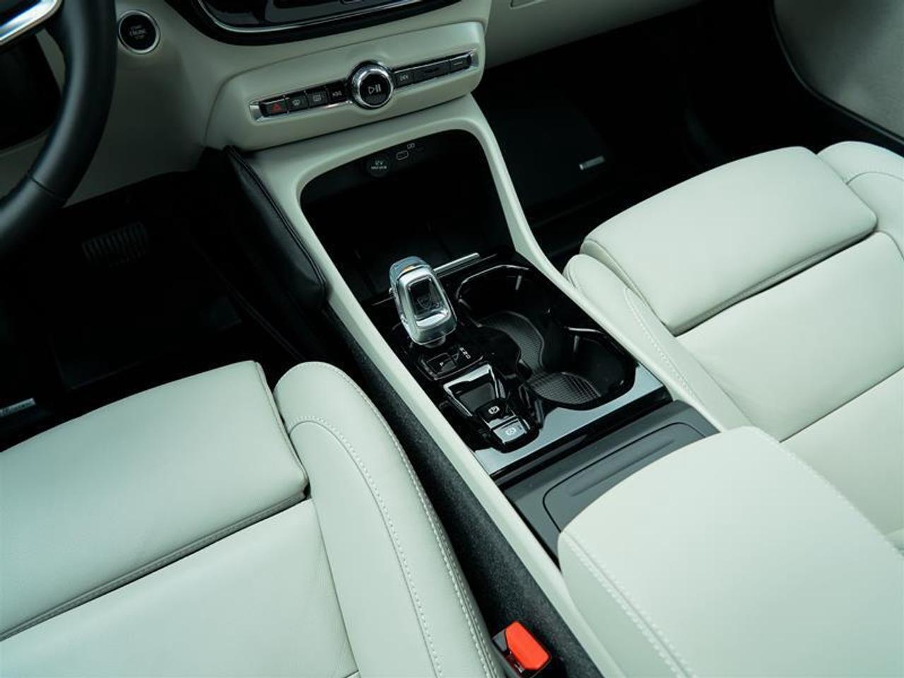 2025 Volvo XC40 B5 AWD Ultra Dark Theme Photo