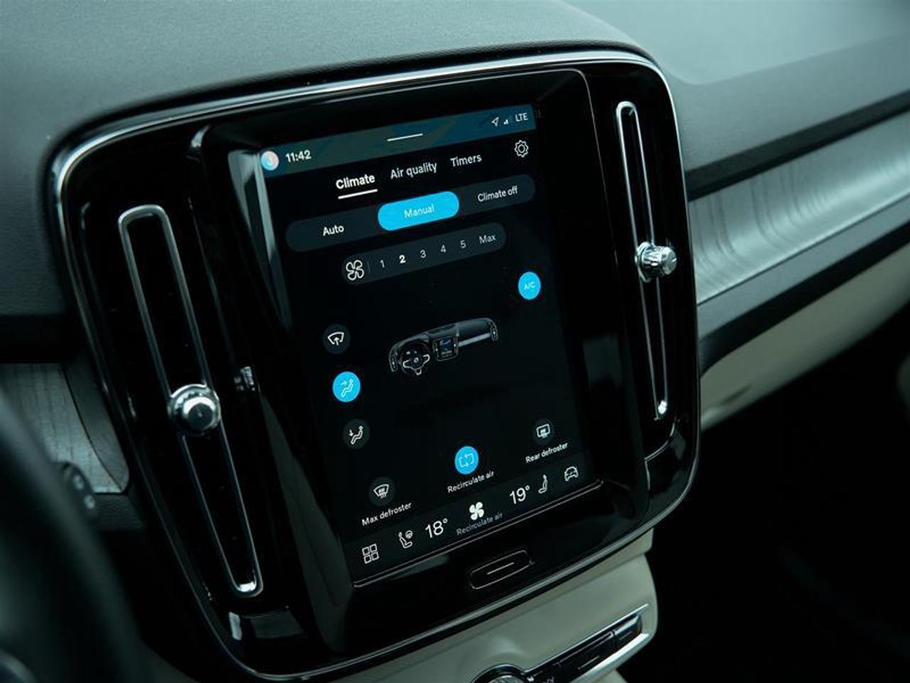 2025 Volvo XC40 B5 AWD Ultra Dark Theme Photo