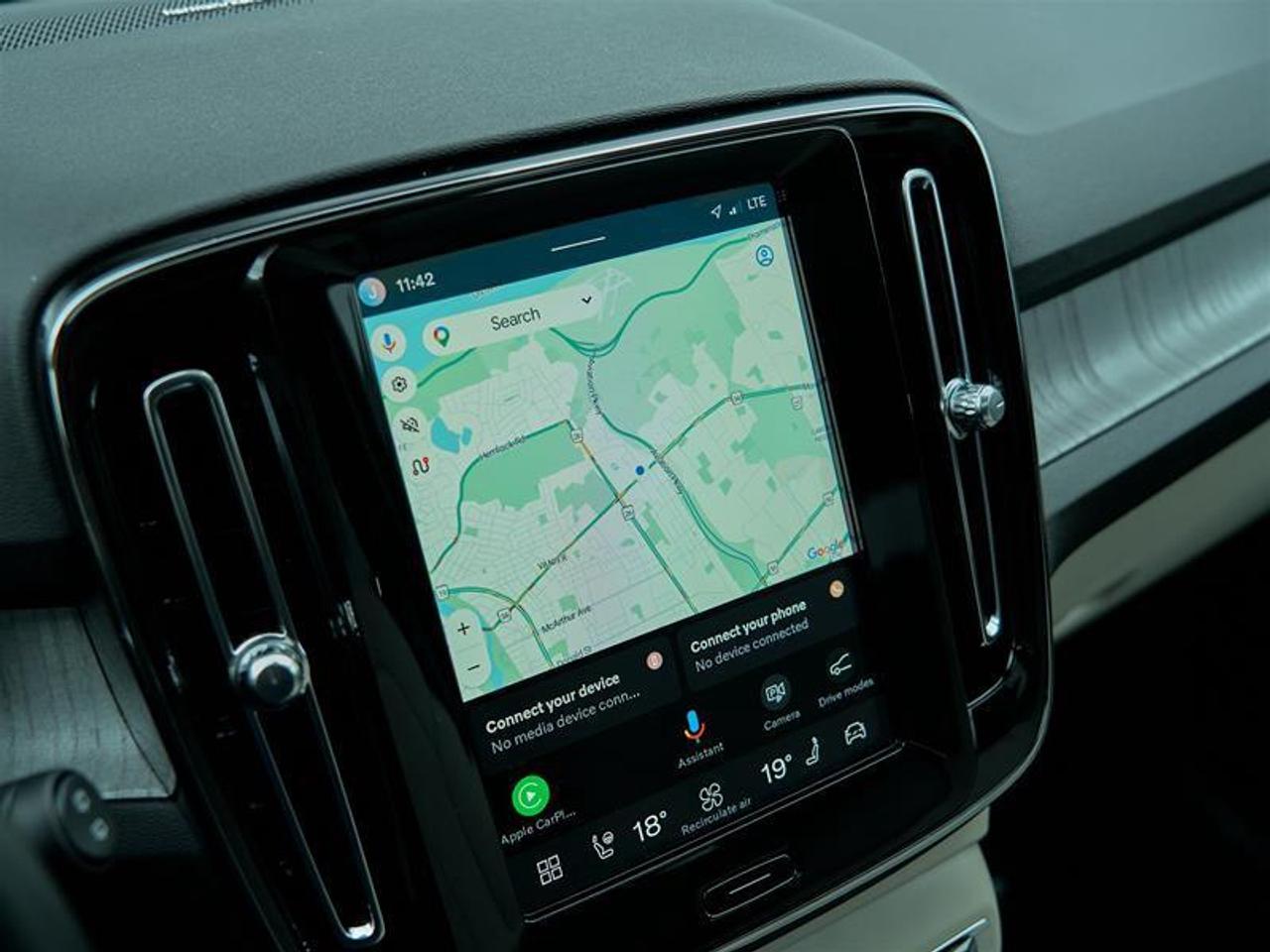 2025 Volvo XC40 B5 AWD Ultra Dark Theme Photo