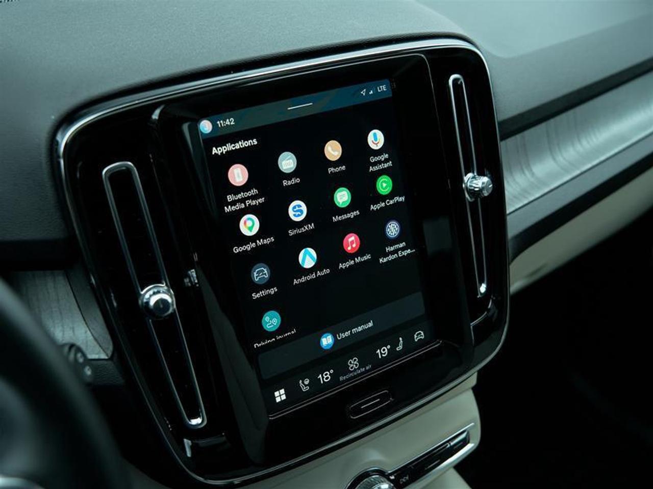 2025 Volvo XC40 B5 AWD Ultra Dark Theme Photo