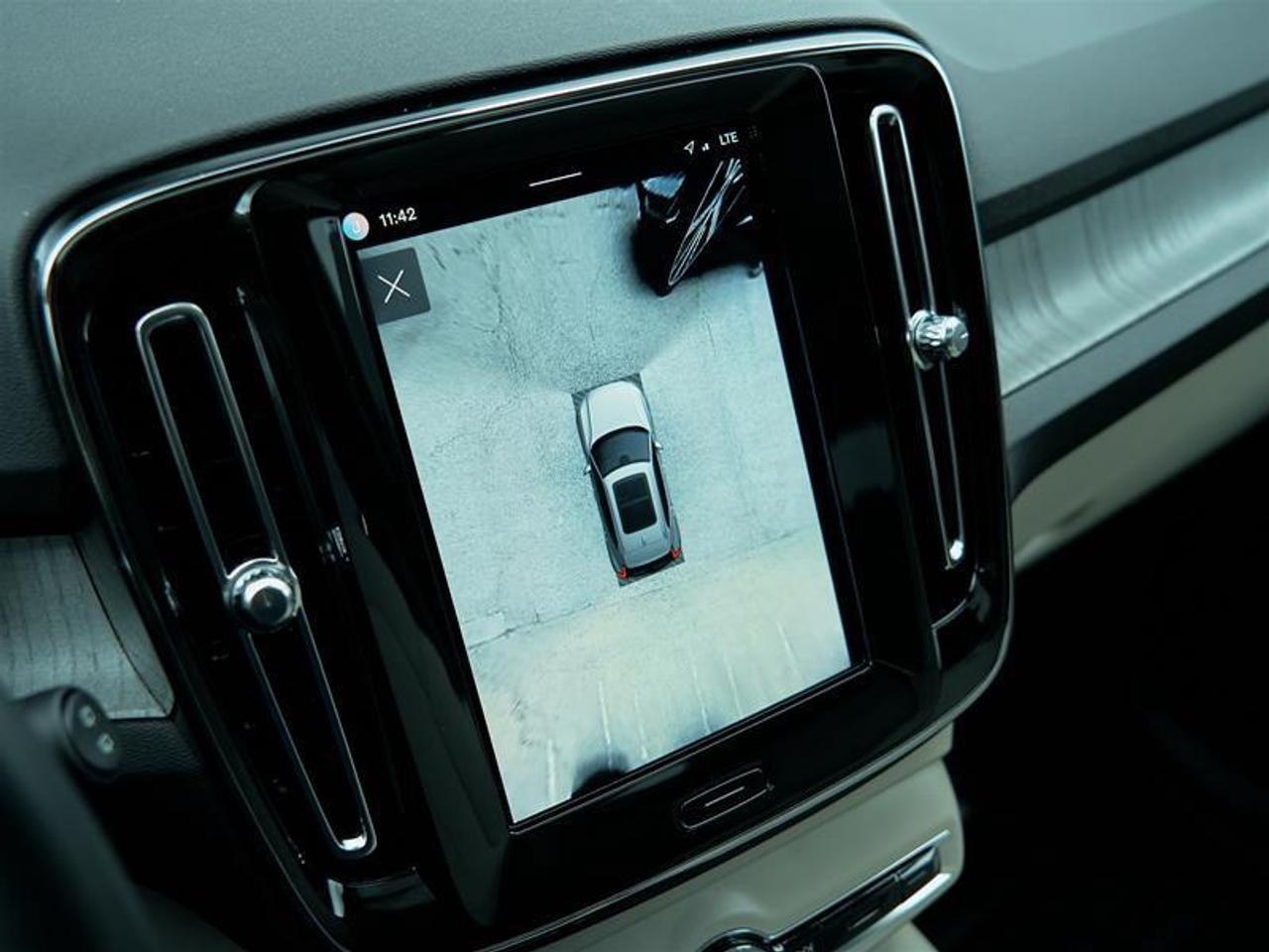 2025 Volvo XC40 B5 AWD Ultra Dark Theme Photo