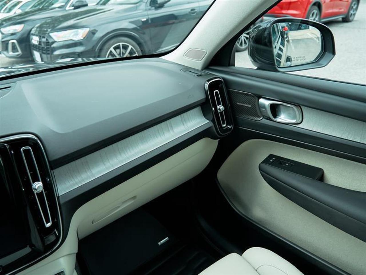 2025 Volvo XC40 B5 AWD Ultra Dark Theme Photo