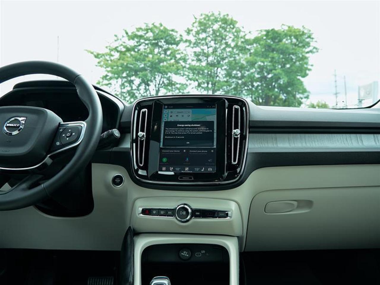 2025 Volvo XC40 B5 AWD Ultra Dark Theme Photo