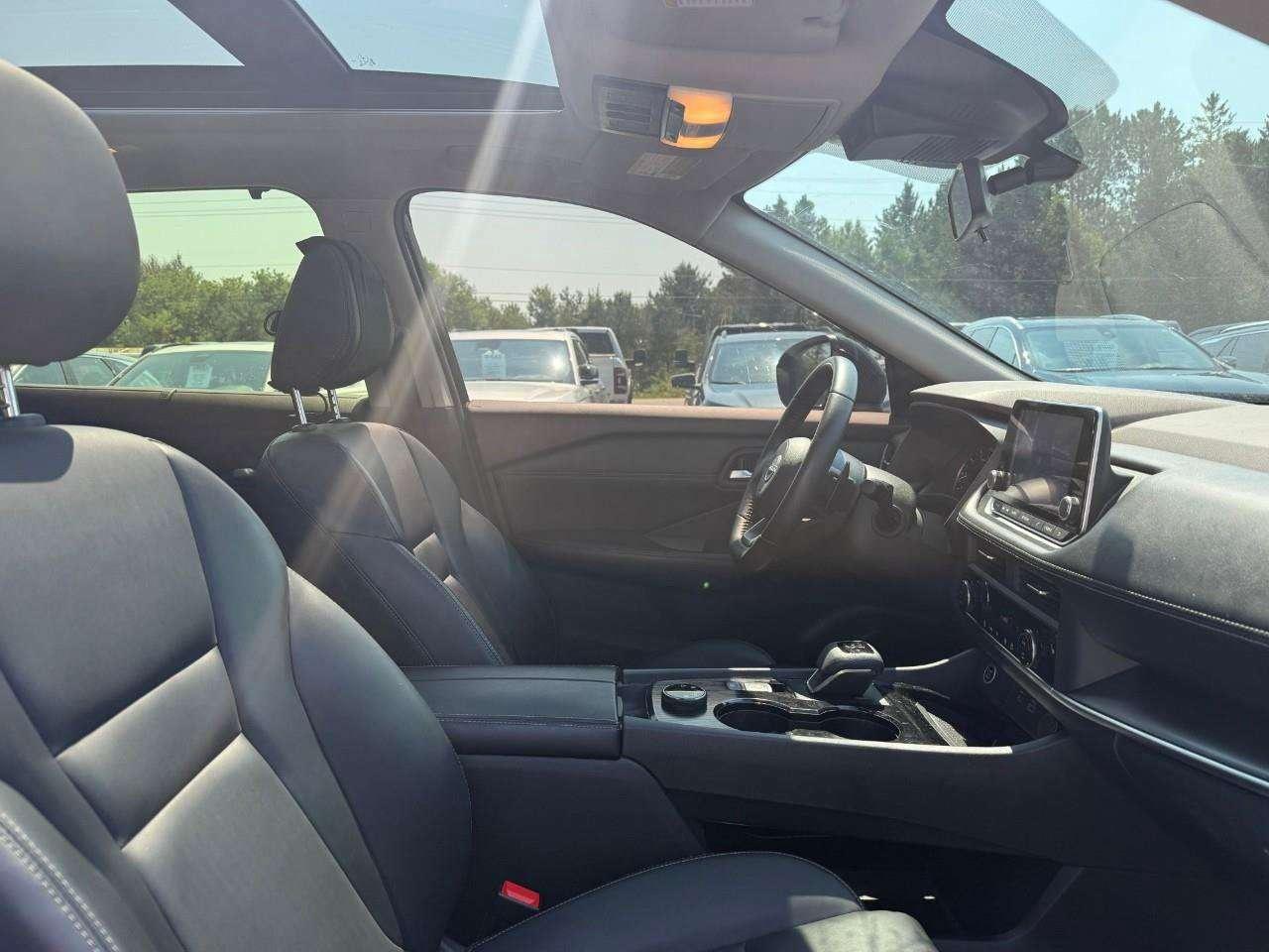 2023 Nissan Rogue ALL WEATHER MATS. PANORAMIC MOONROOF. LEATHER SEATING. FUEL EFFICIENT. CERTIFIED. Photo