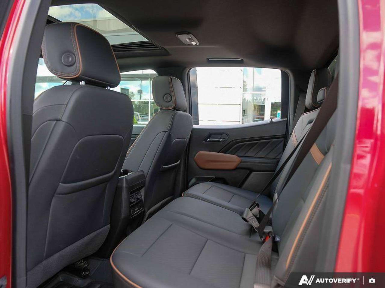 2024 GMC Canyon AT4, 2.7L 4-CYL, ALLOYS, LEATHER, SUNROOF, 1-OWNER, CERTIFIED PREOWNED! Photo