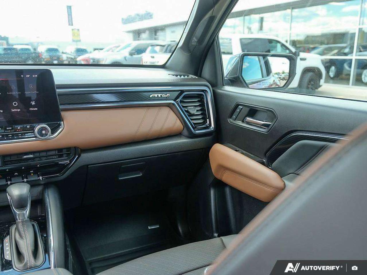 2024 GMC Canyon AT4, 2.7L 4-CYL, ALLOYS, LEATHER, SUNROOF, 1-OWNER, CERTIFIED PREOWNED! Photo