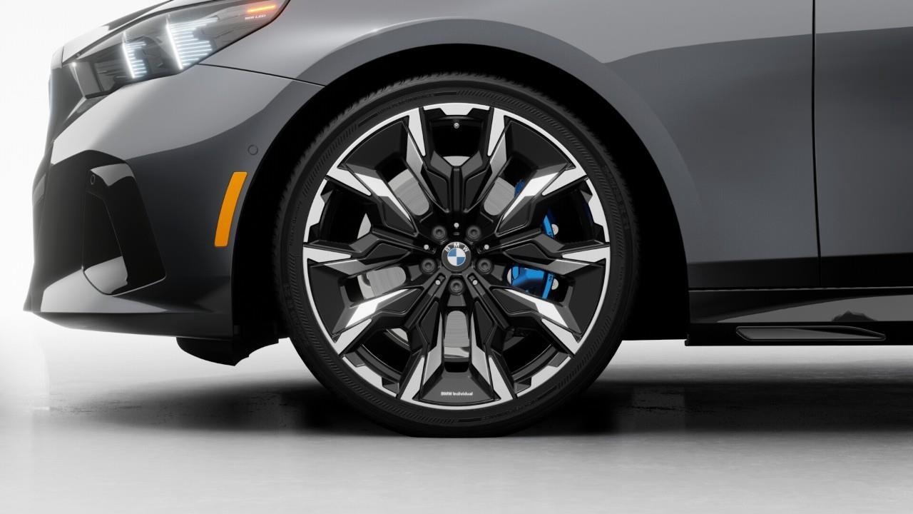 2027 BMW 530 i xDrive 4dr All-Wheel Drive Sedan Photo