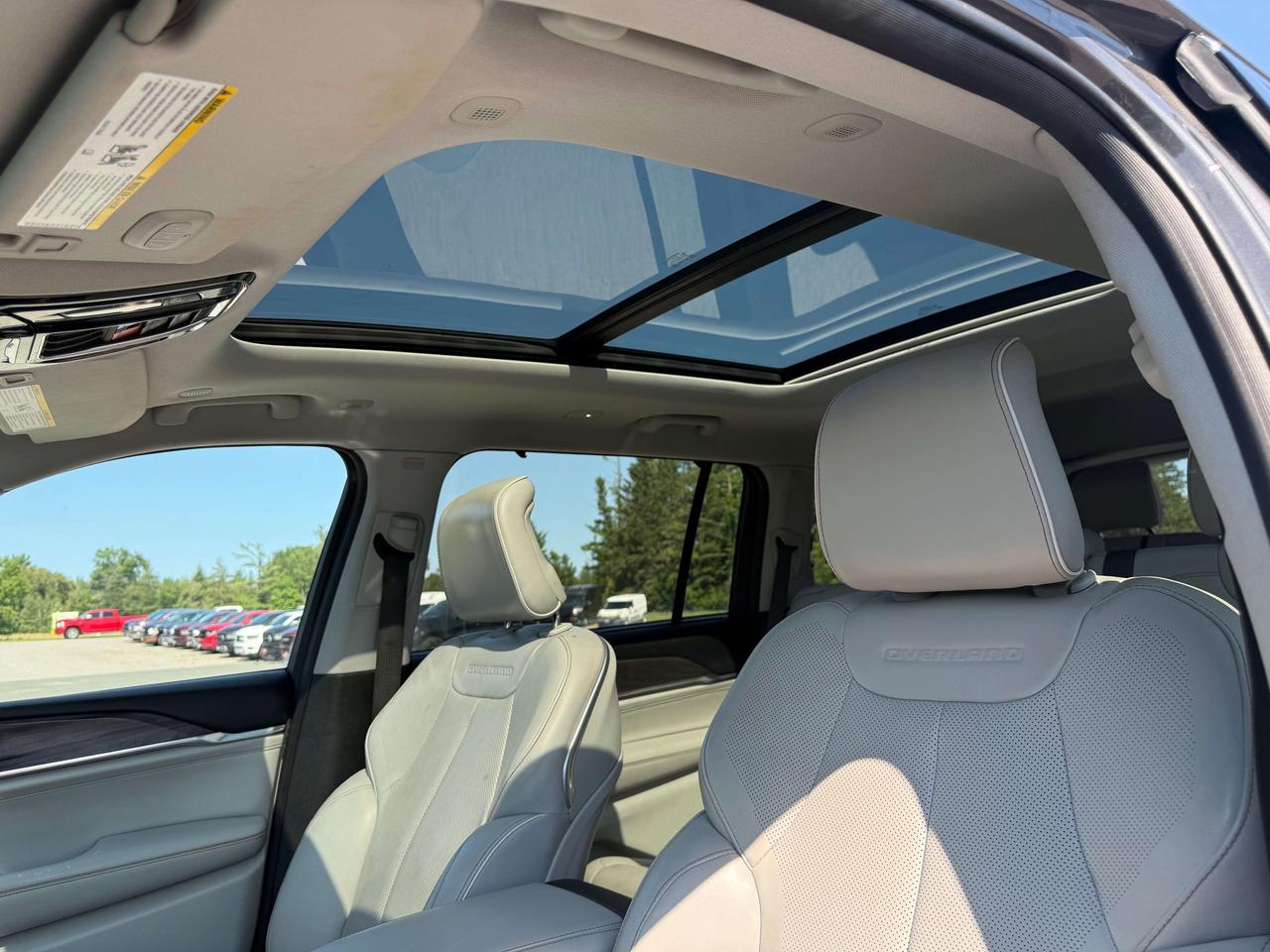2021 Jeep Grand Cherokee Overland - sunroof - massage seats Photo3