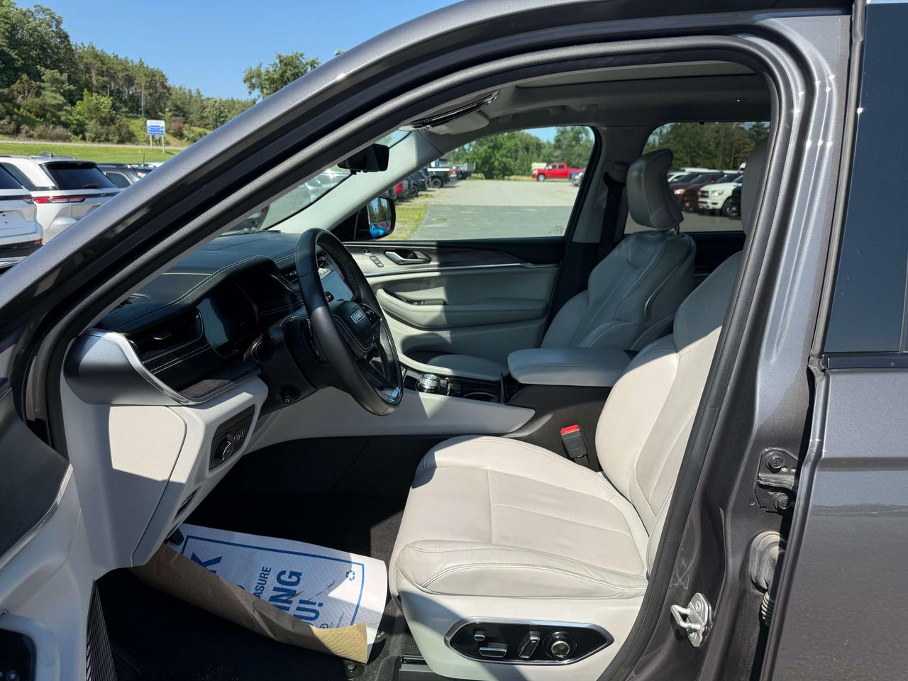 2021 Jeep Grand Cherokee Overland - sunroof - massage seats Photo2