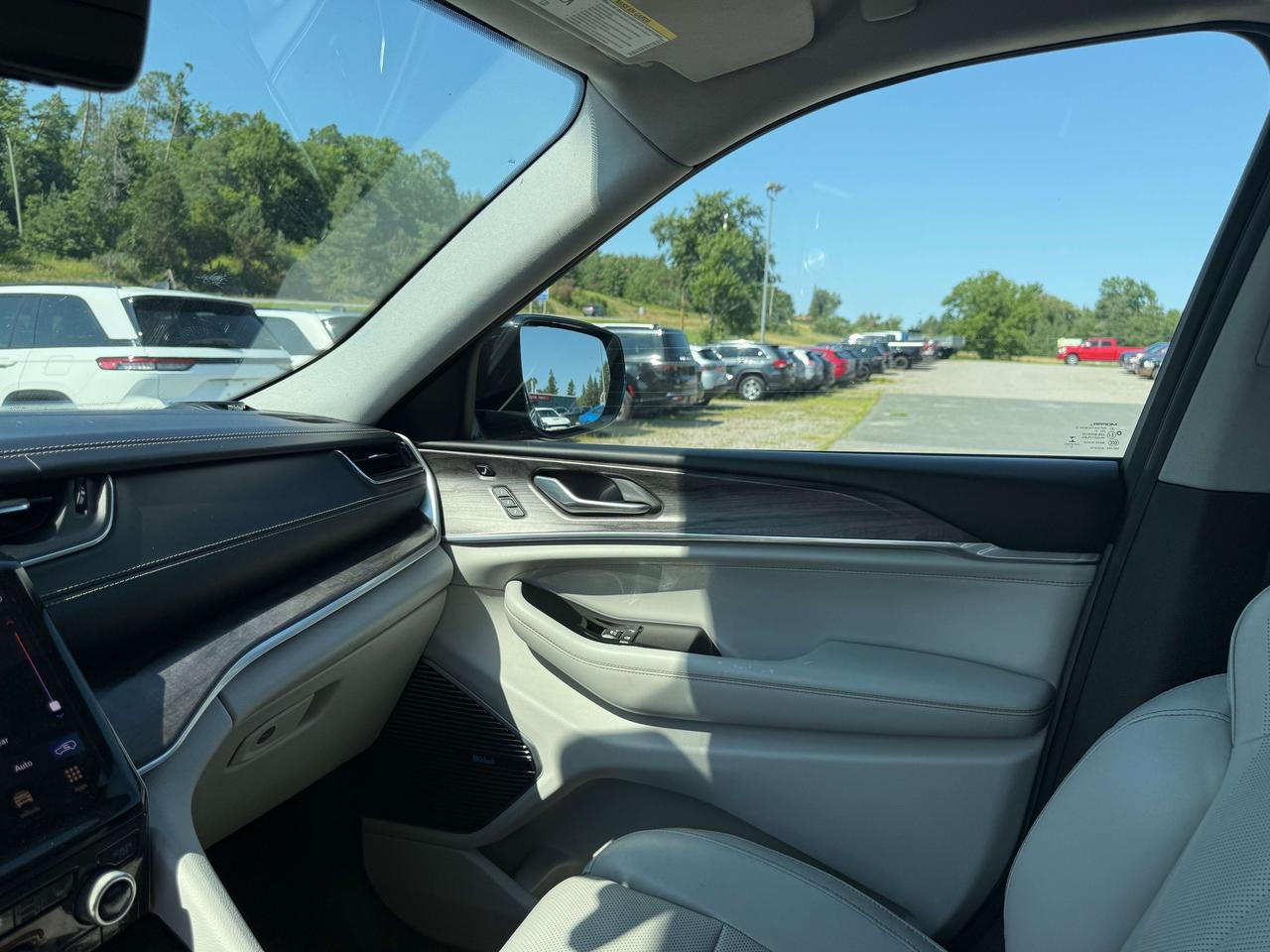 2021 Jeep Grand Cherokee Overland - sunroof - massage seats Photo