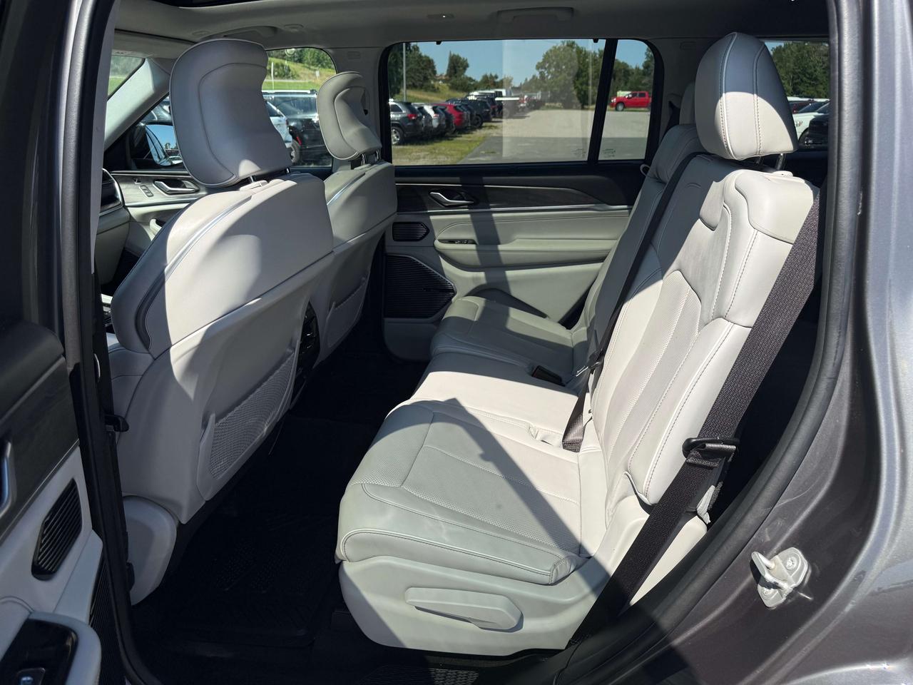 2021 Jeep Grand Cherokee Overland - sunroof - massage seats Photo