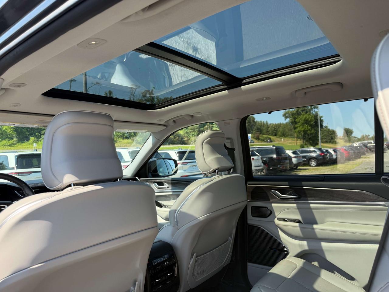 2021 Jeep Grand Cherokee Overland - sunroof - massage seats Photo