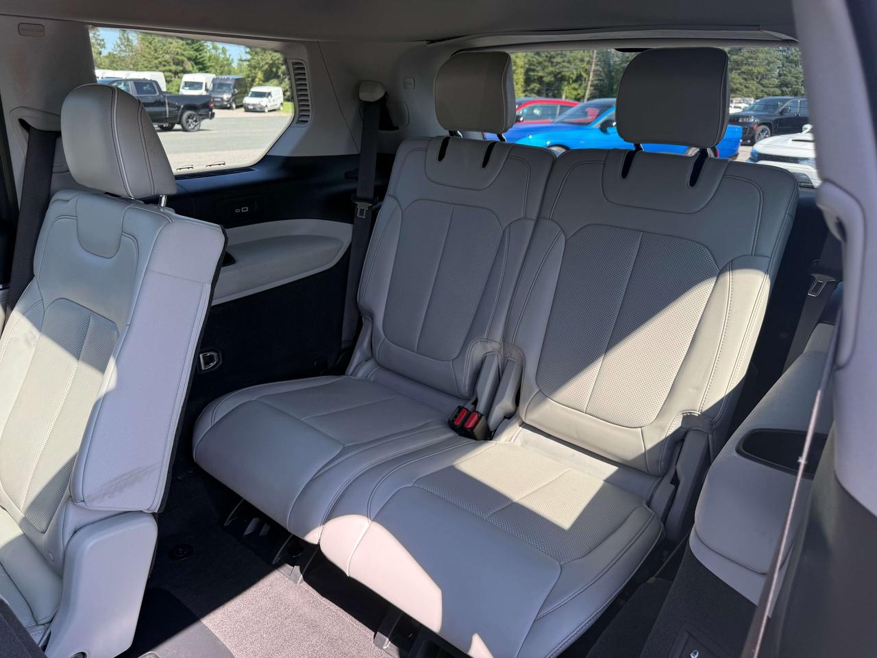 2021 Jeep Grand Cherokee Overland - sunroof - massage seats Photo