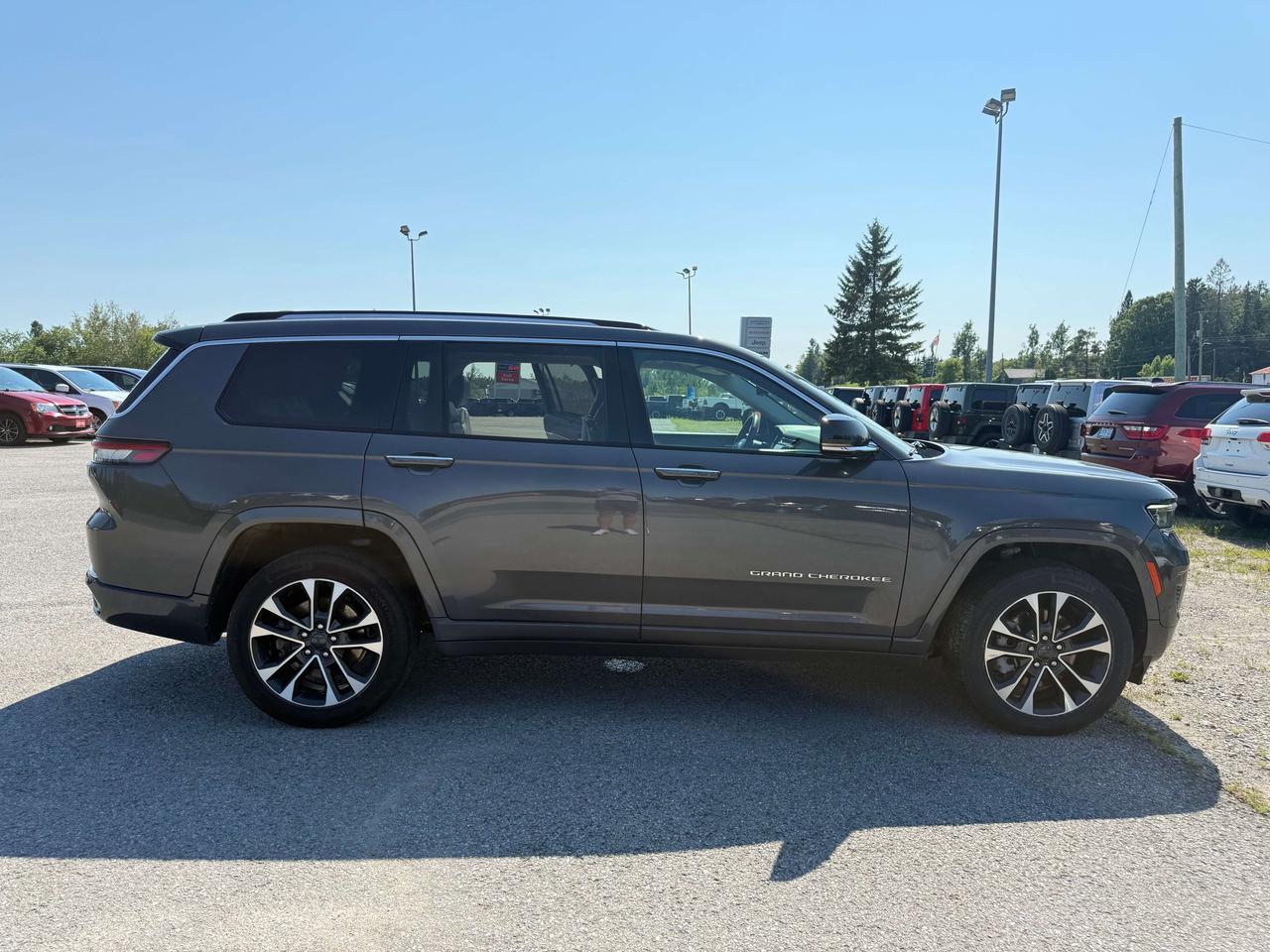 2021 Jeep Grand Cherokee Overland - sunroof - massage seats Photo