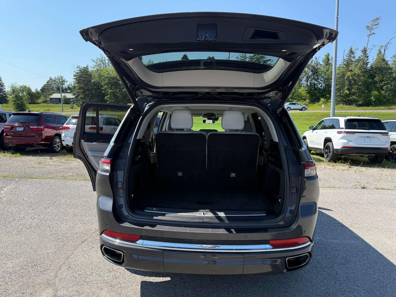 2021 Jeep Grand Cherokee Overland - sunroof - massage seats Photo