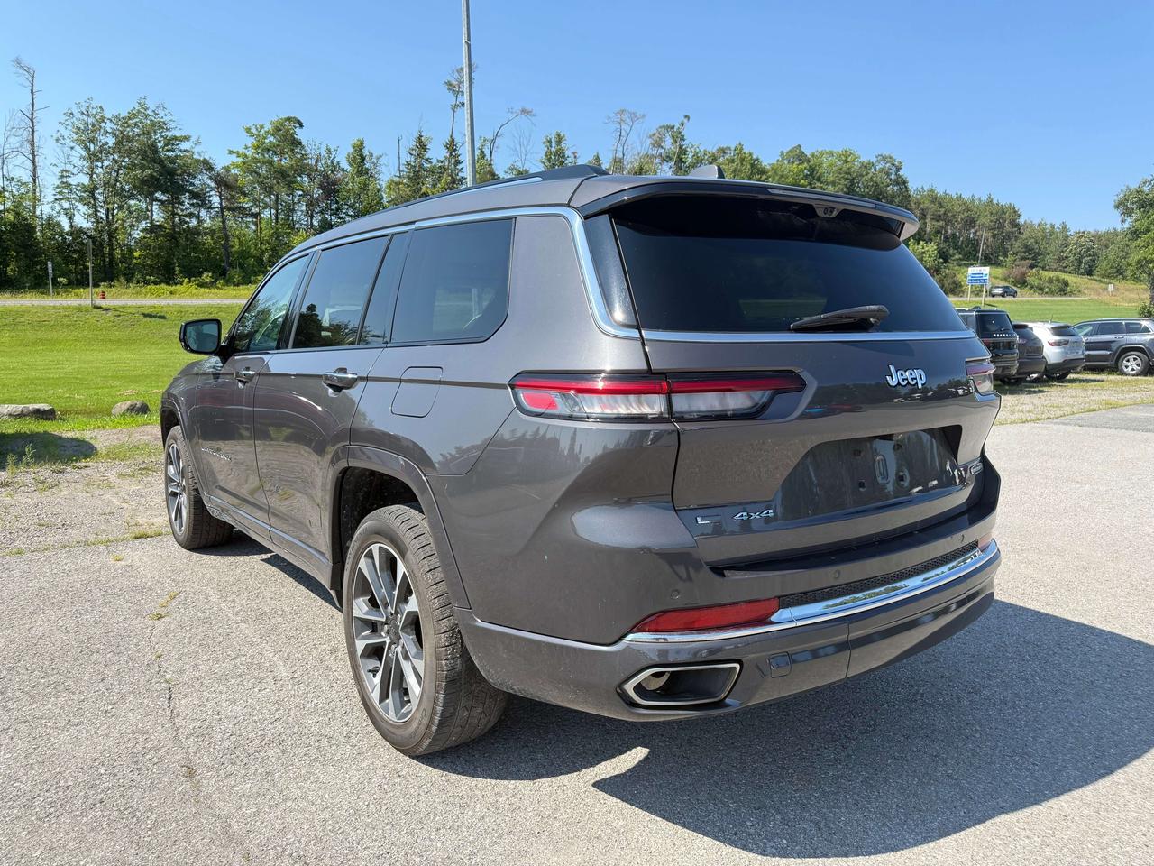 2021 Jeep Grand Cherokee Overland - sunroof - massage seats Photo